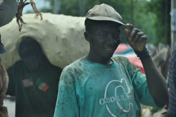 Detalhes de haitianos no mercado de Cabaret, antiga Duvalierville, ao norte de Port-au-Prince, no Haiti